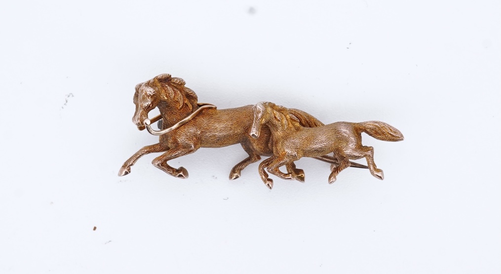 A gold brooch, circa 1900
